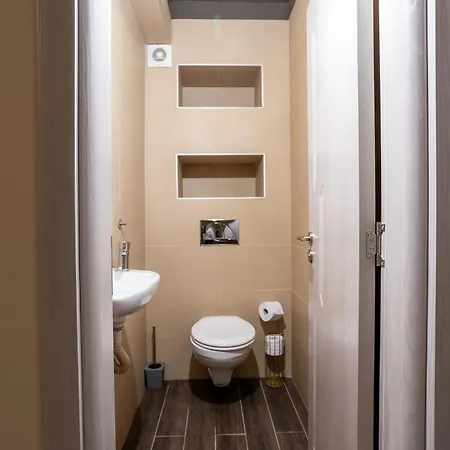 & Quiet 2br With Free Private Parking *