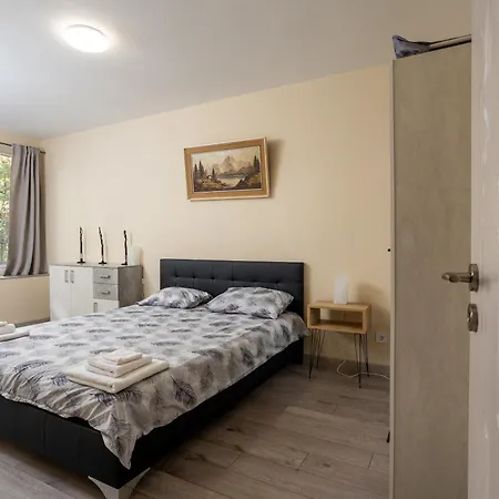 & Quiet 2br With Free Private Parking 아파트 소피아