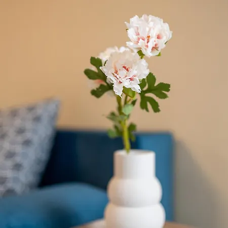 Free Private Parking & Quiet 2br