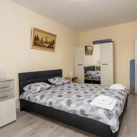 & Quiet 2br With Free Private Parking 아파트