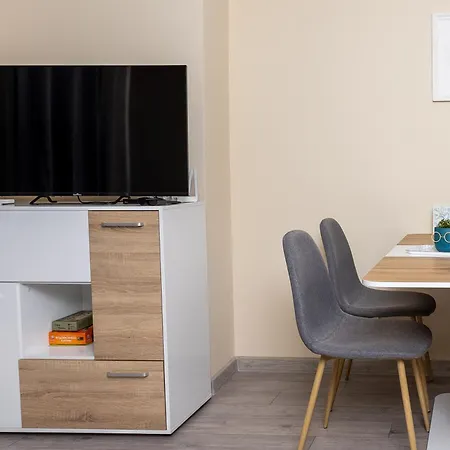 & Quiet 2br With Free Private Parking 아파트