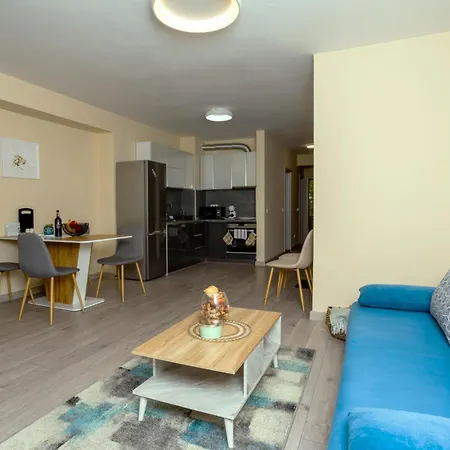 & Quiet 2br With Free Private Parking *