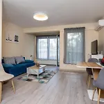 Free Private Parking & Quiet 2br