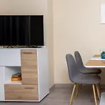 Free Private Parking & Quiet 2br דירה