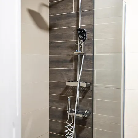Free Private Parking & Quiet 2br