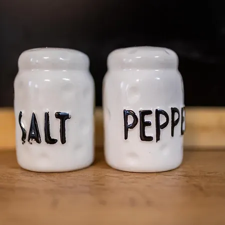 & Quiet 2br With Free Private Parking Lägenhet