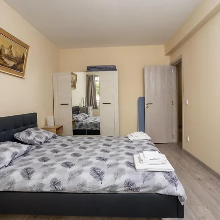 & Quiet 2br With Free Private Parking *