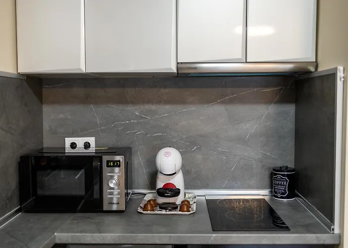 Apartment & Quiet 2br With Free Private Parking *