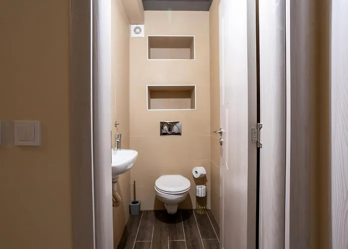 & Quiet 2br With Free Private Parking *