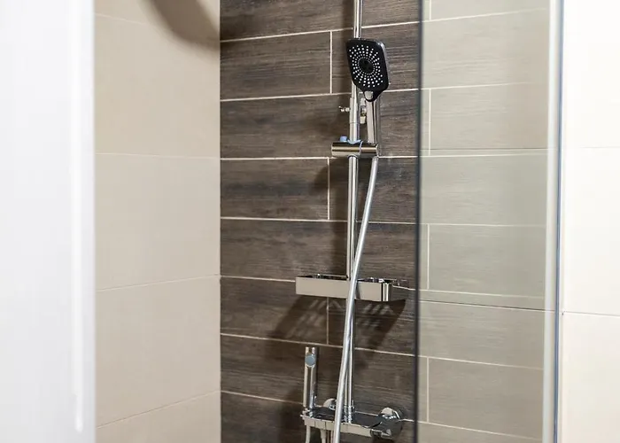 & Quiet 2br With Free Private Parking