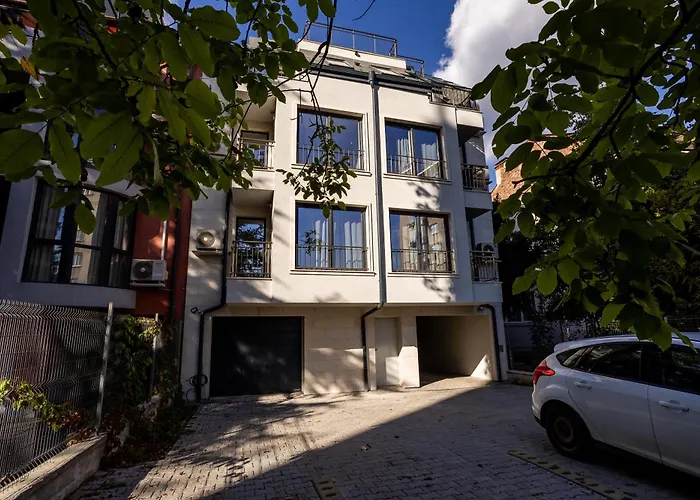 & Quiet 2br With Free Private Parking