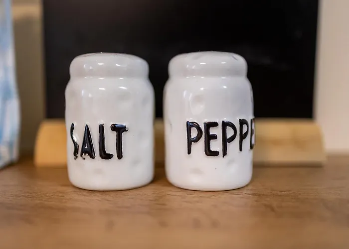 & Quiet 2br With Free Private Parking Apartment