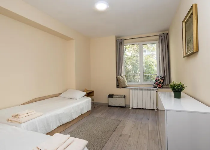 Apartment & Quiet 2br With Free Private Parking *