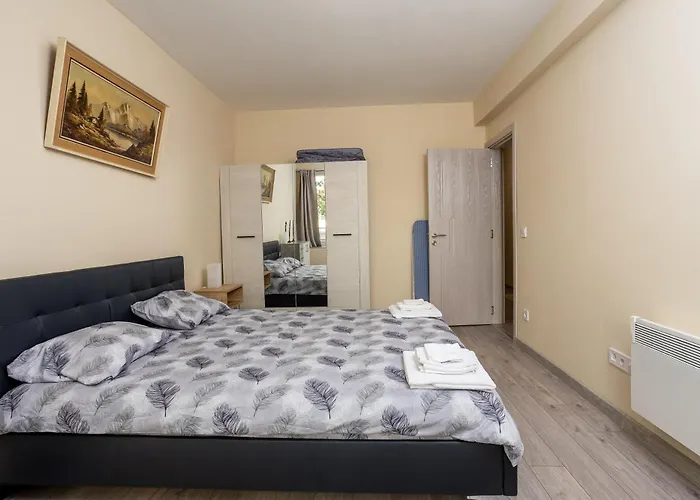 & Quiet 2br With Free Private Parking *