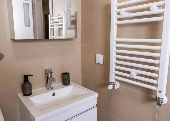 Апартаменты & Quiet 2br With Free Private Parking