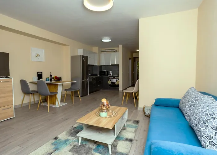 & Quiet 2br With Free Private Parking *