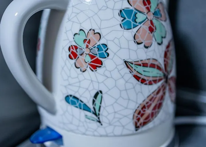 & Quiet 2br With Free Private Parking *