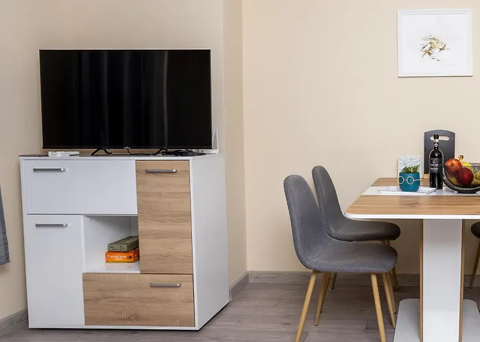 & Quiet 2br With Free Private Parking Apartmán